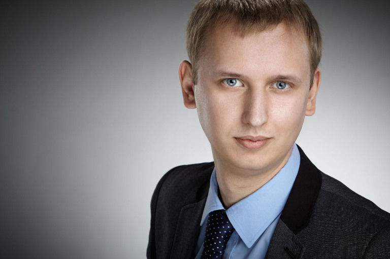 Biznesowy portret młodego mężczyzny w garniturze wykonany przez ADStudio Warszawa