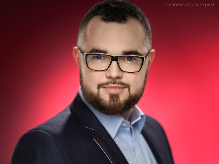biznesowy portret mężczyzny na czerwonym tle