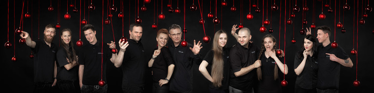firmowe zdjecie grupowe wykonane w studio